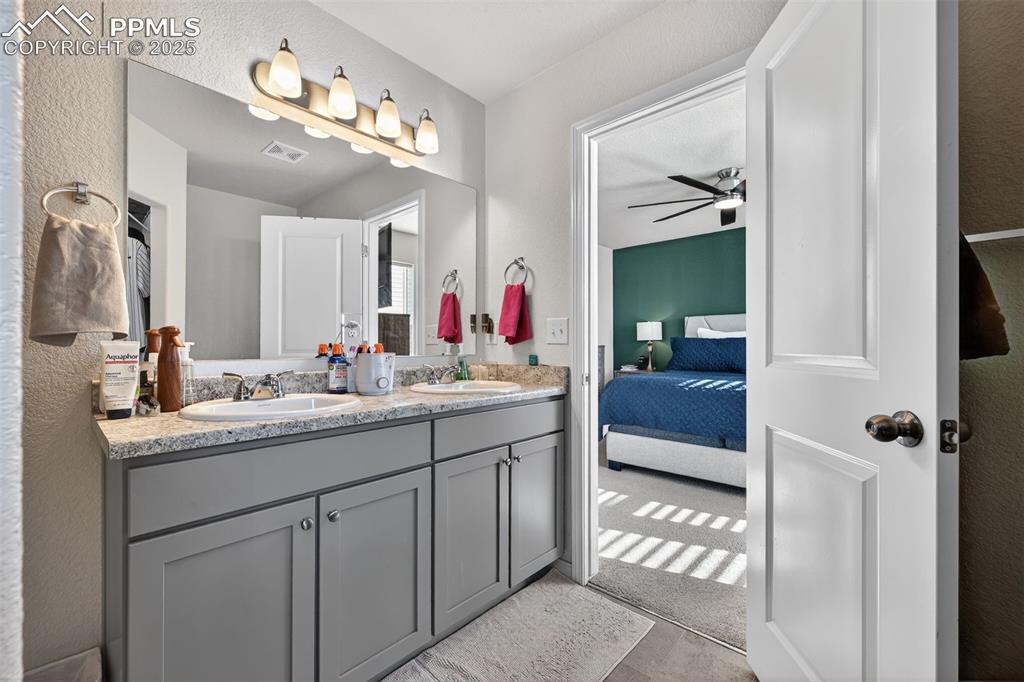 Image 29 of 32: Bathroom