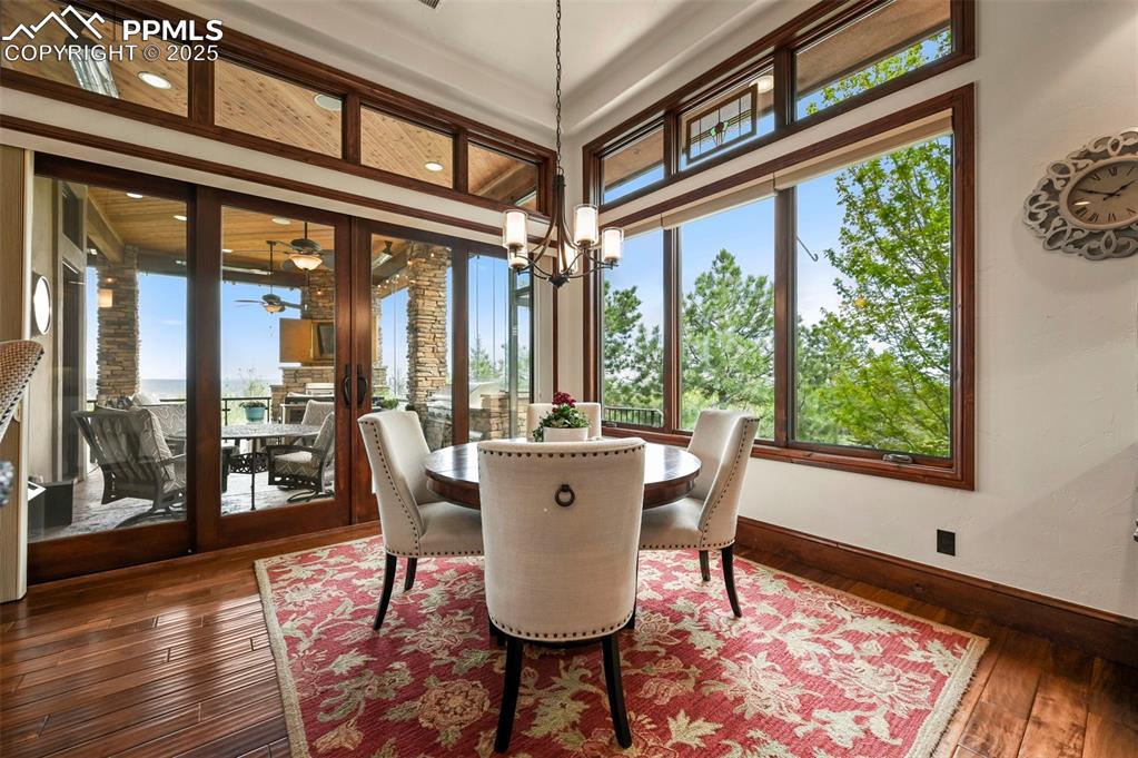 Image 10 of 50: Casual dining space