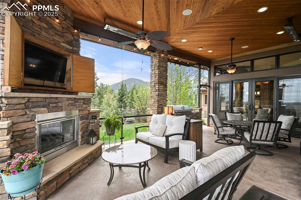 Image 16 of 50: Sliding glass windows provide year round use of this space