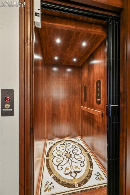 Image 24 of 50: Elevator with beautiful marble floor