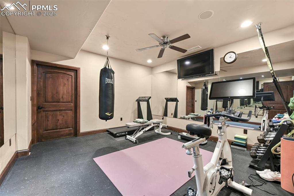 Image 32 of 50: Exercise room with mirrored walls