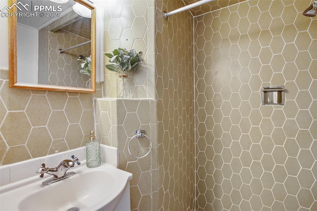Image 17 of 33: Bathroom
