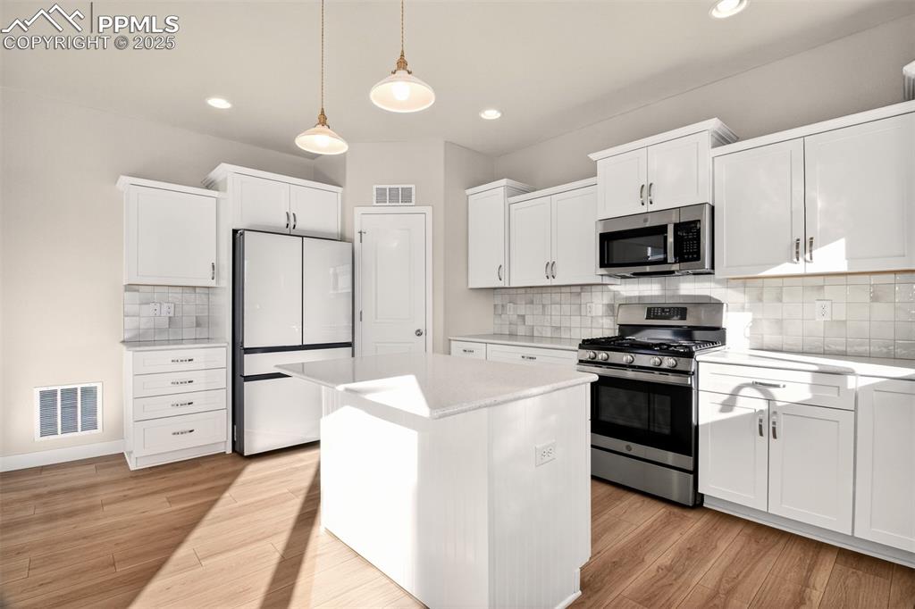 Image 18 of 39: Kitchen