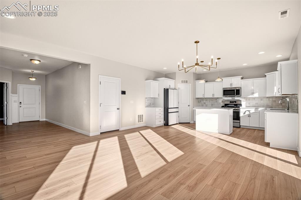 Image 19 of 39: Kitchen