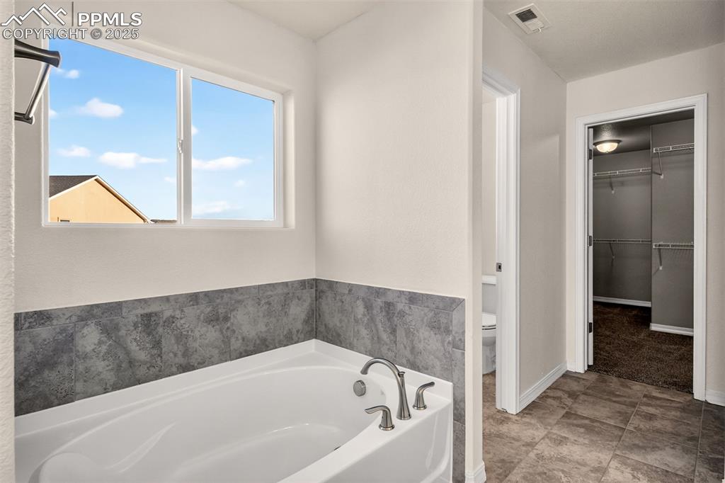 Image 23 of 39: Bathroom