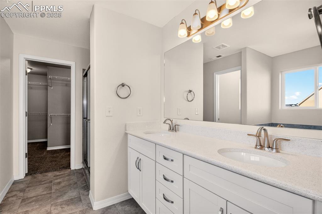 Image 24 of 39: Bathroom