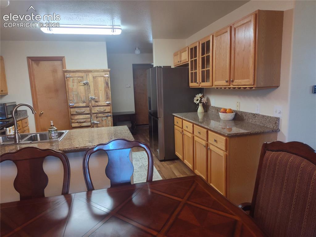 Image 13 of 49: Kitchen w/granite countertops