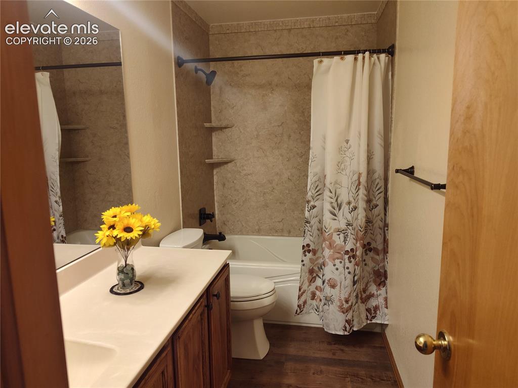 Image 32 of 49: Secondary bathroom w/jetted tub