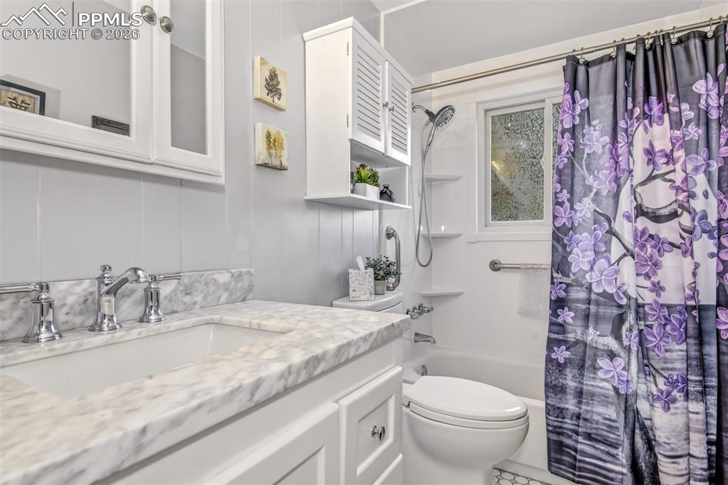 Image 15 of 50: Upstairs Bathroom