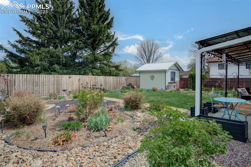 Image 27 of 50: Yard