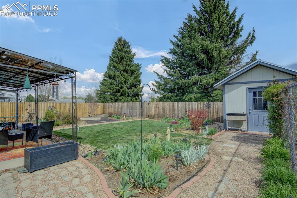 Image 32 of 50: Yard