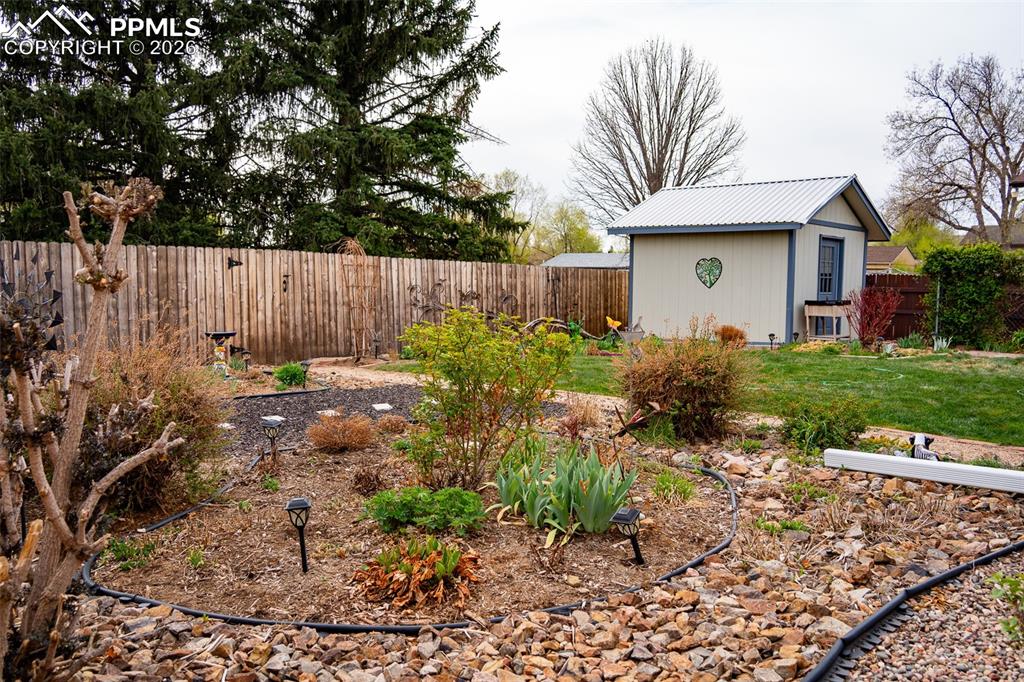 Image 34 of 50: Yard