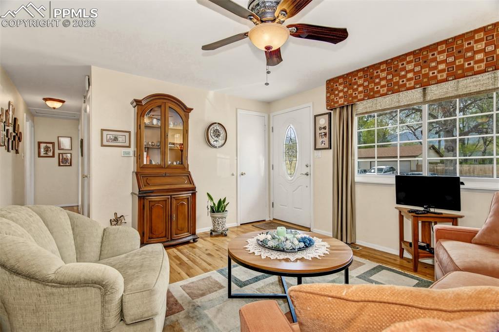 Image 5 of 50: Living Room