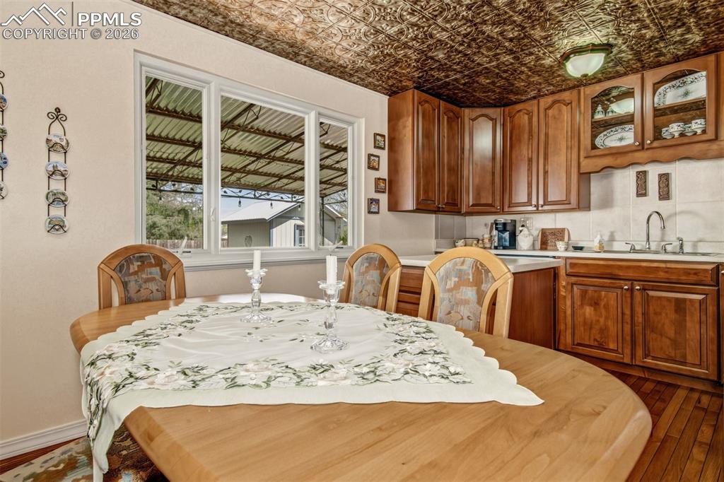 Image 6 of 50: Dining Area