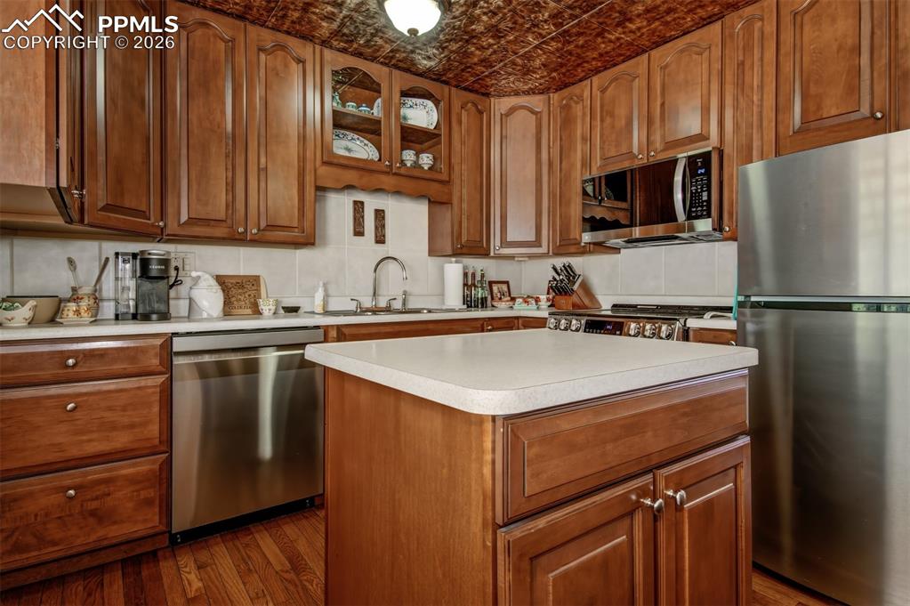 Image 7 of 50: Kitchen