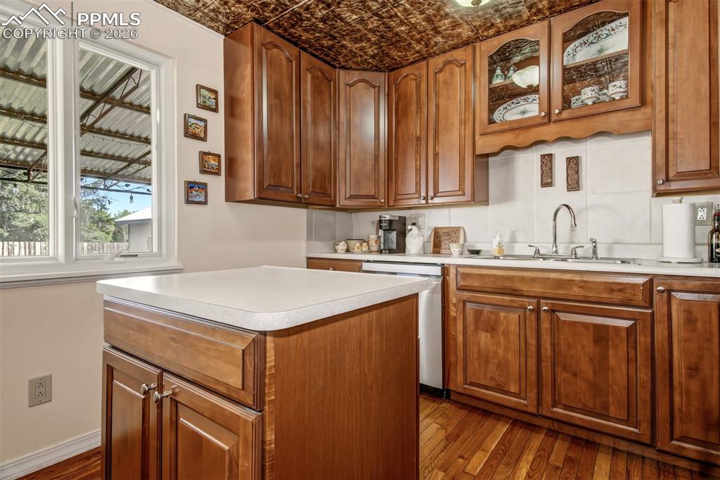 Image 8 of 50: Kitchen