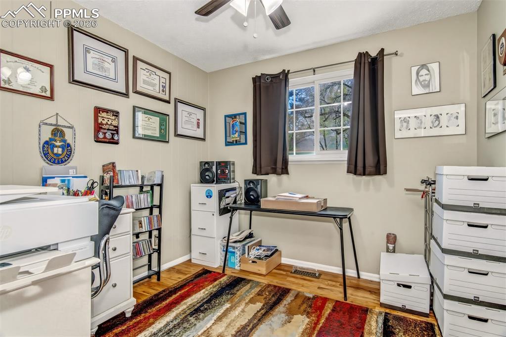 Image 9 of 50: Upstairs Guest Bedroom