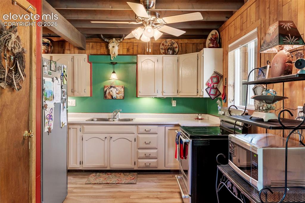 Image 11 of 45: Kitchen