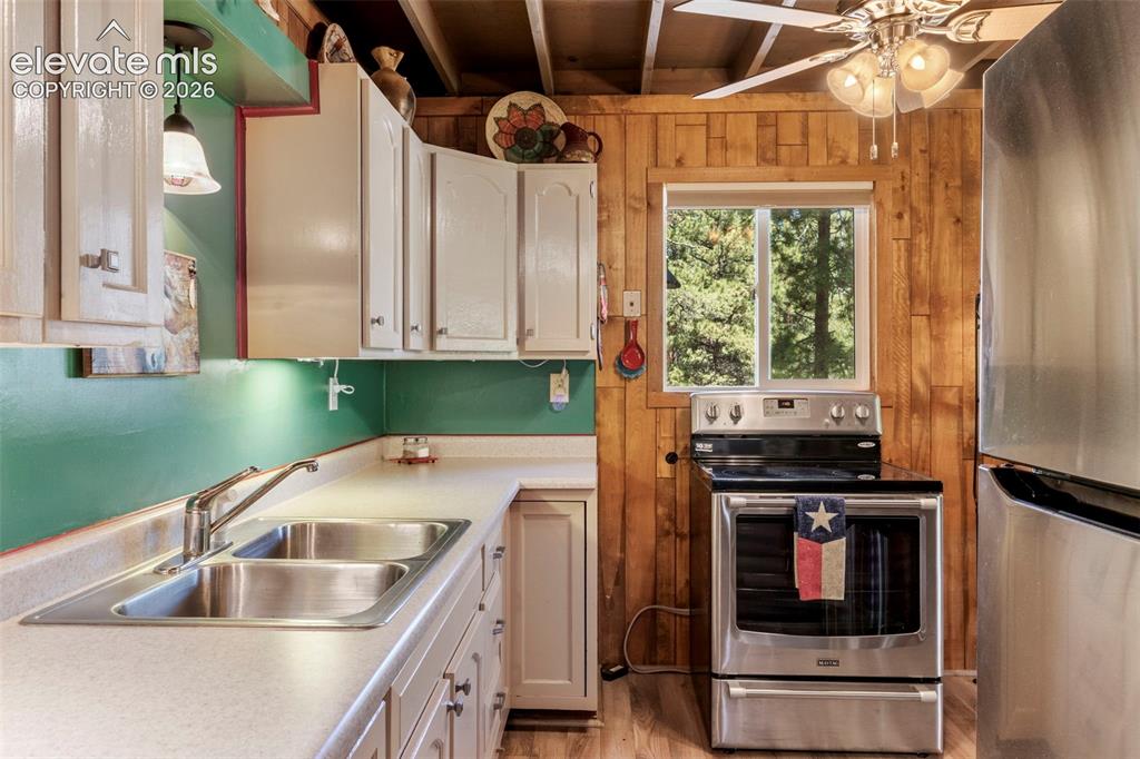 Image 13 of 45: Kitchen