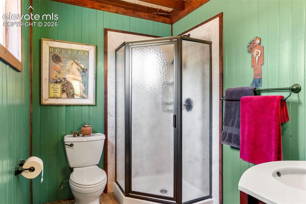 Image 17 of 45: Bathroom