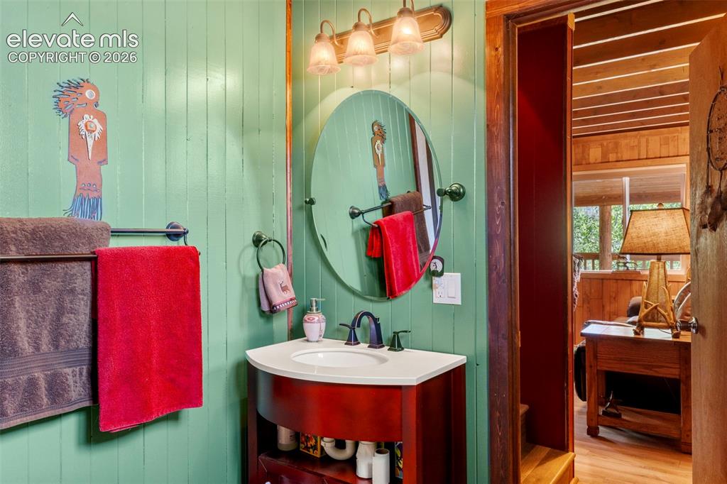 Image 18 of 45: Bathroom