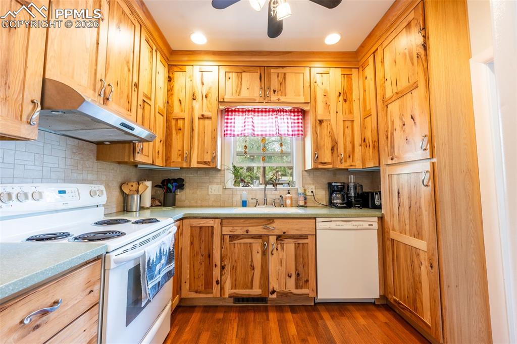 Image 10 of 42: Kitchen