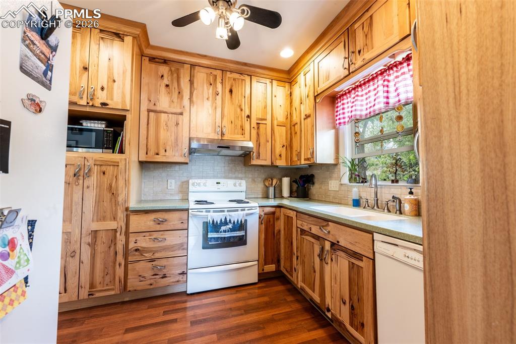 Image 11 of 42: Kitchen