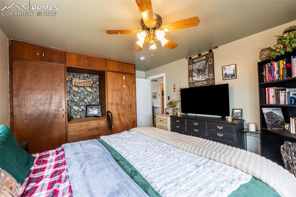 Image 16 of 42: Bedroom