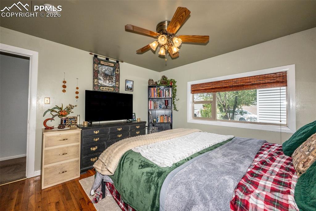 Image 18 of 42: Bedroom