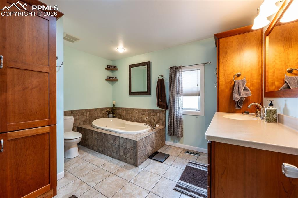 Image 23 of 42: Bathroom