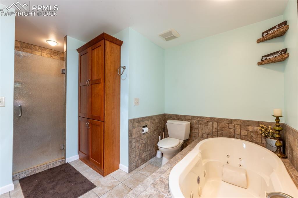 Image 24 of 42: Bathroom