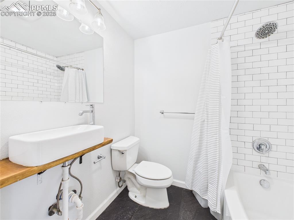 Image 10 of 22: Bathroom