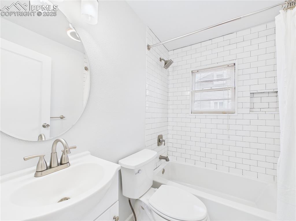 Image 16 of 22: Bathroom