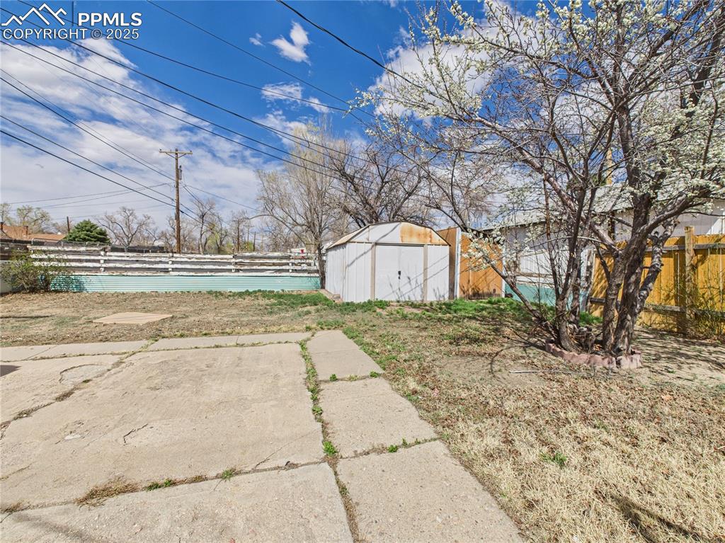 Image 20 of 22: Yard