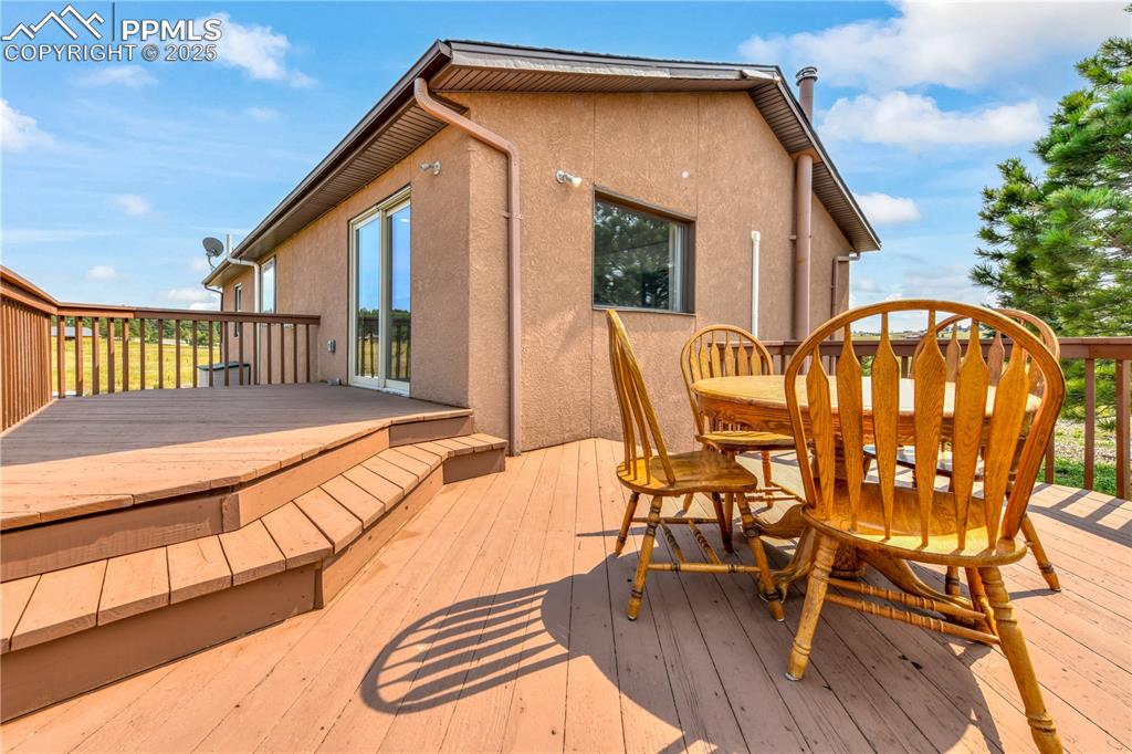 Image 11 of 50: Deck