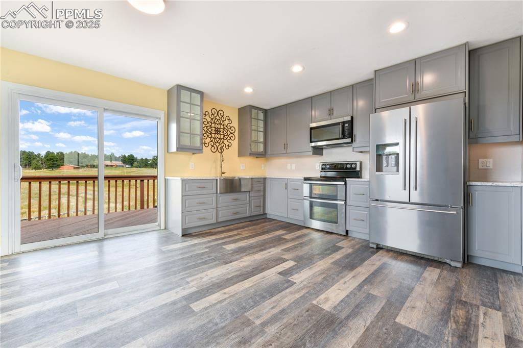 Image 18 of 50: Kitchen