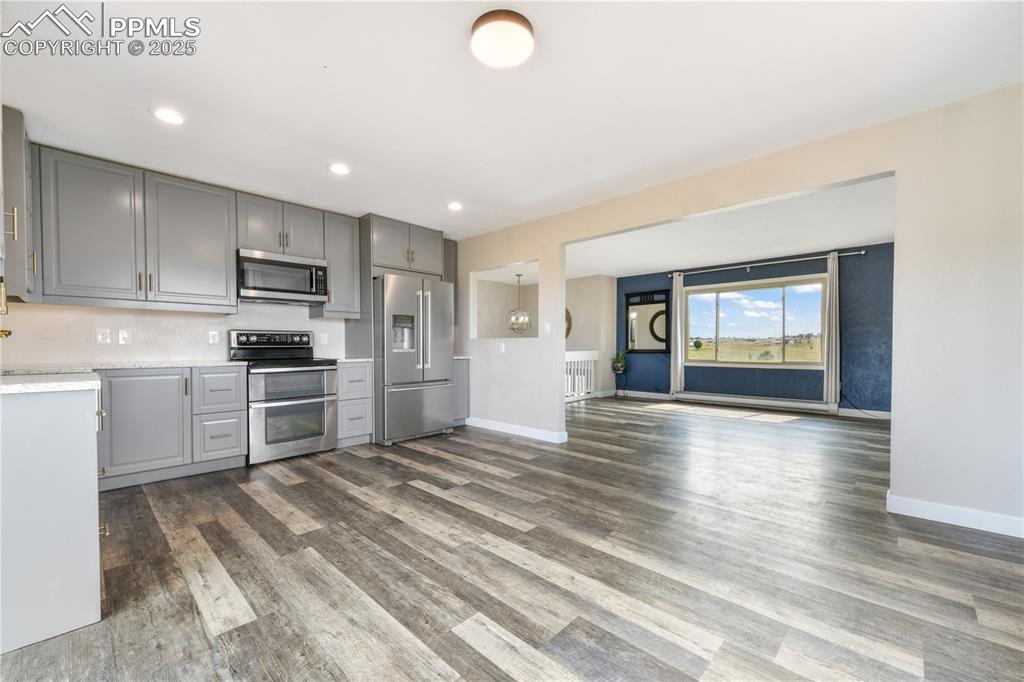Image 19 of 50: Kitchen