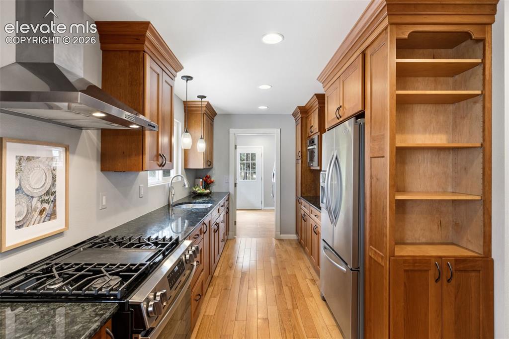 Image 14 of 50: Kitchen