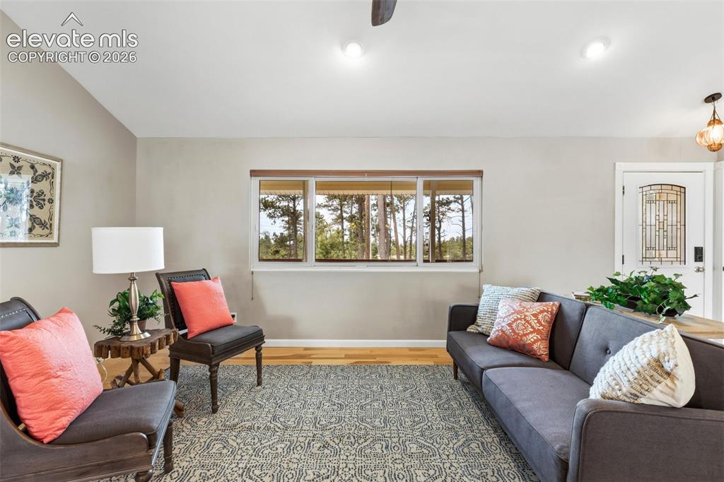 Image 8 of 50: Living Room