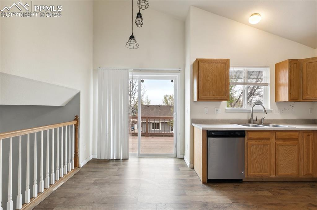 Image 7 of 28: Kitchen