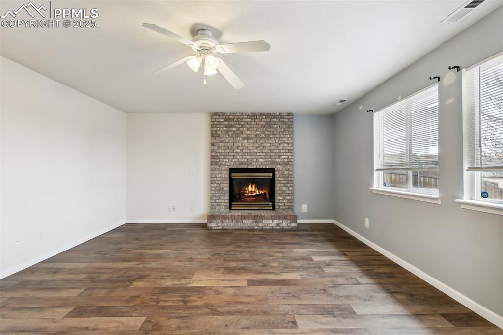 Image 9 of 28: Family Room