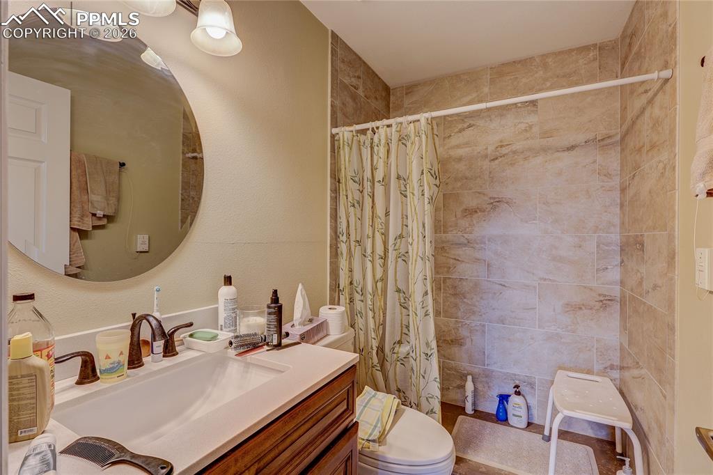 Image 10 of 24: Bathroom