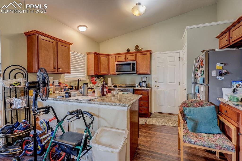 Image 16 of 24: Kitchen