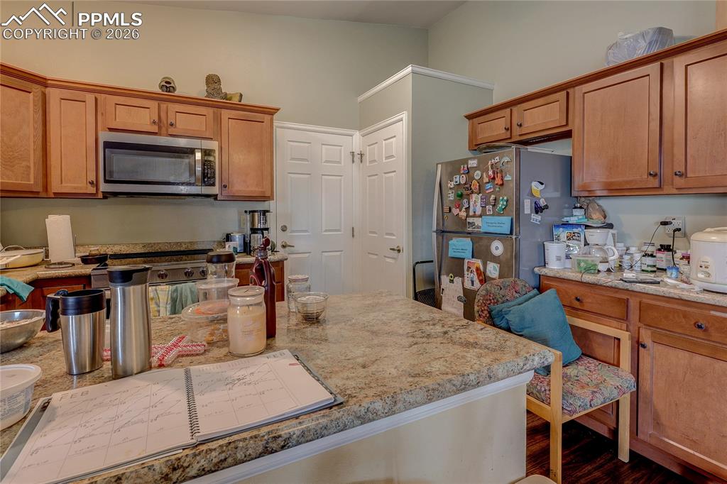 Image 19 of 24: Kitchen