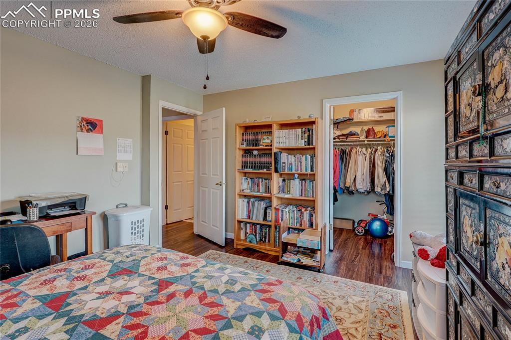 Image 7 of 24: Bedroom