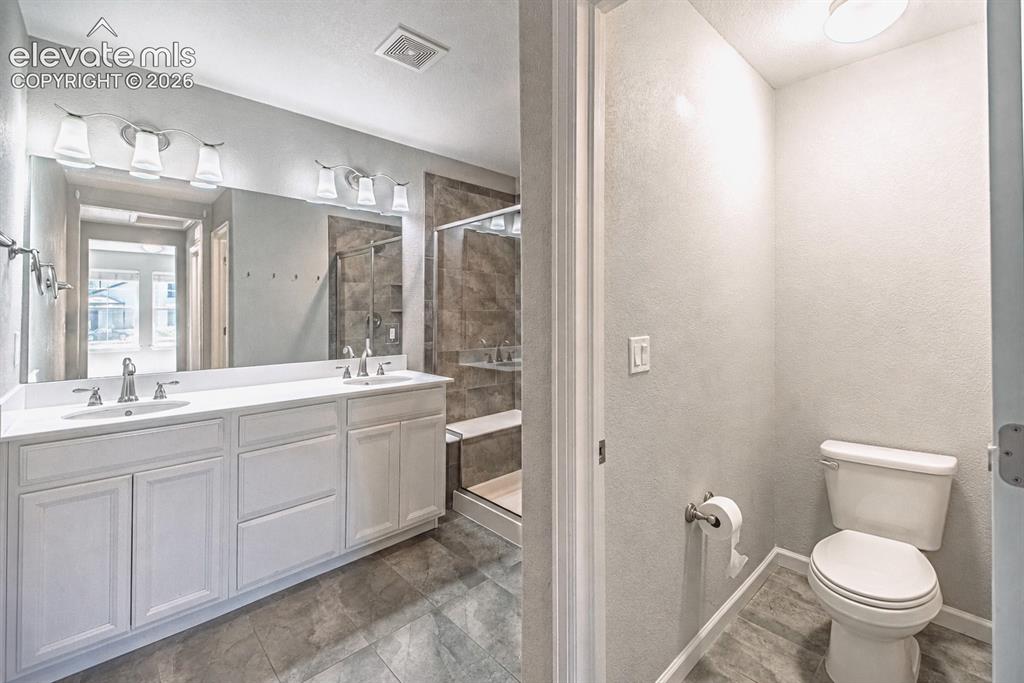 Image 15 of 40: Bathroom