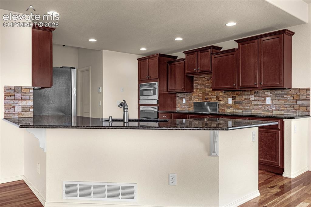 Image 10 of 50: Kitchen