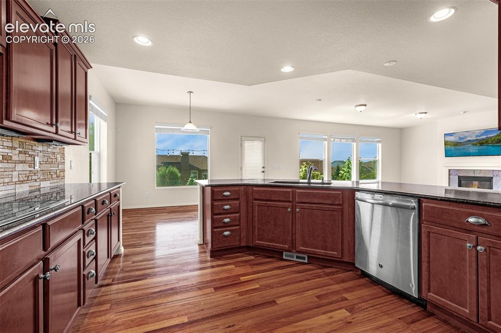 Image 12 of 50: Kitchen