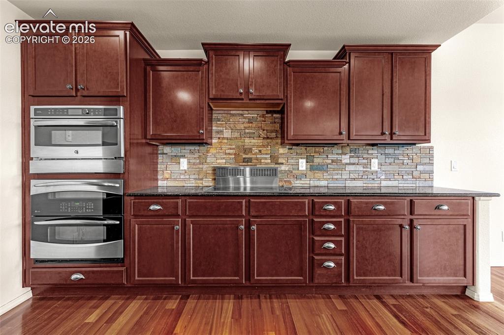 Image 13 of 50: Kitchen