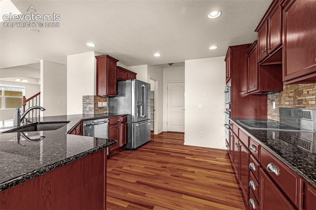 Image 14 of 50: Kitchen